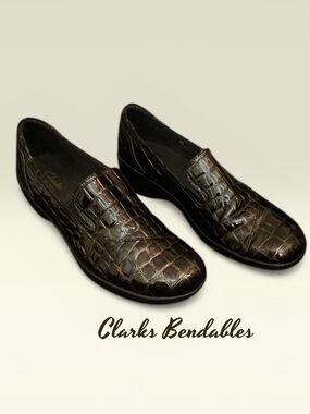📍Clarks  Dark Brown Croc-Embossed Slip-On Loafers